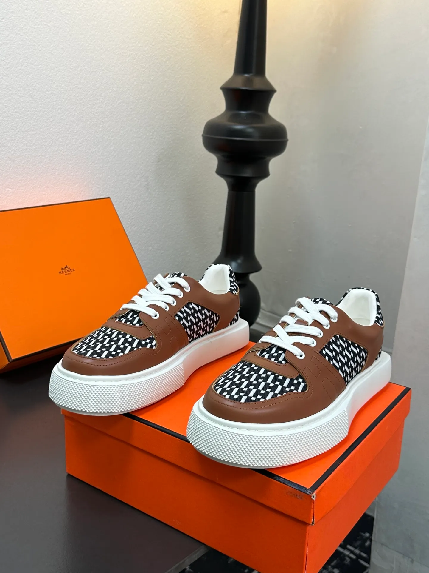 p700💰Men's shoes ❤️❤️Hermes top version# Hermès deep series couple's small white shoes casual skateboard shoes Stylish graphic design to create retro style Upper: cowhide material Lining: sheepskin lining Outsole: TPU outsole Size: 38-45